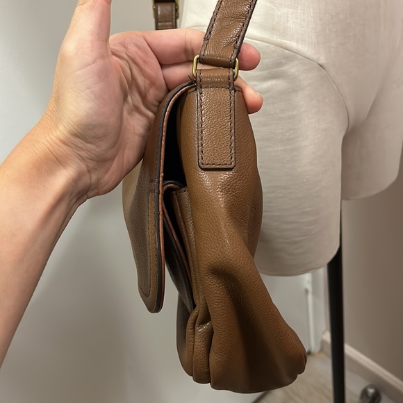 Fossil Peyton Pebble leather Double Flap crossbody bag in Cognac color - Picture 12 of 16